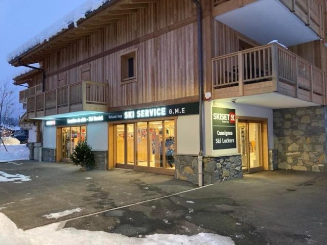 Foto van het gebouw met toegang op de begane grond