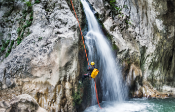 Begeleide canyoningtocht: meer dan een wandeling, een cascade van emoties!