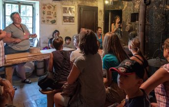 Bezoek in het Frans aan de Boerderij-Ecomuseum Clos Parchet