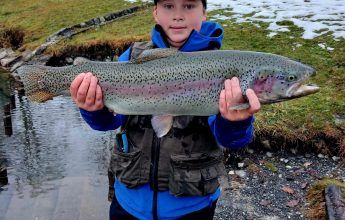 Vissen in het Blauwe Meer in de winter