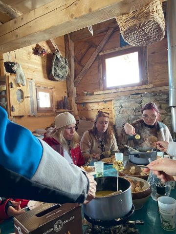 Dagje sneeuwschoenwandelen met Zwitserse fondue in een privéchalet_Morillon