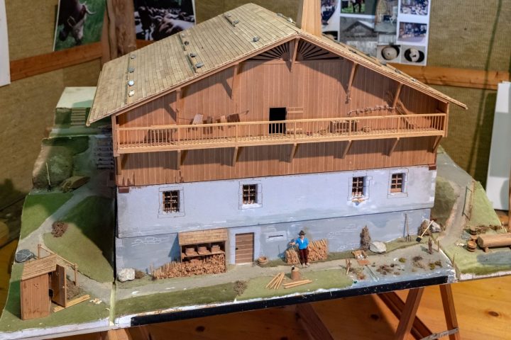 Bezoek in het Frans aan de Boerderij-Ecomuseum Clos Parchet_Samoëns