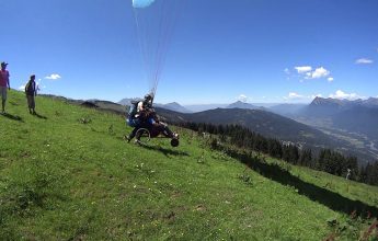 Gehandicaptensport: Eerste paraglidingvlucht voor Mensen met Beperkte Mobiliteit